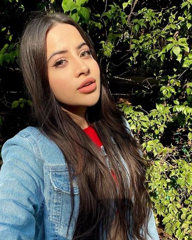 urfi javed height in feet