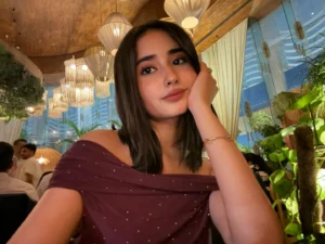 Chahat Tewani Height