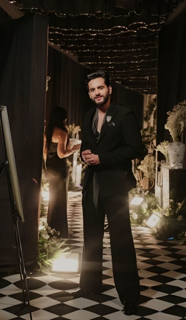 abhishek malhan net worth